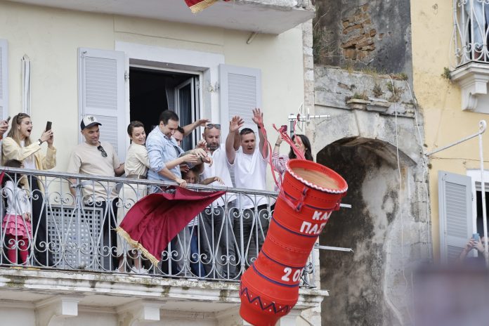 Πάσχα στην Κέρκυρα: Οι μελωδίες των φιλαρμονικών και το σπάσιμο των μπότηδων (Φωτό & Βίντεο)