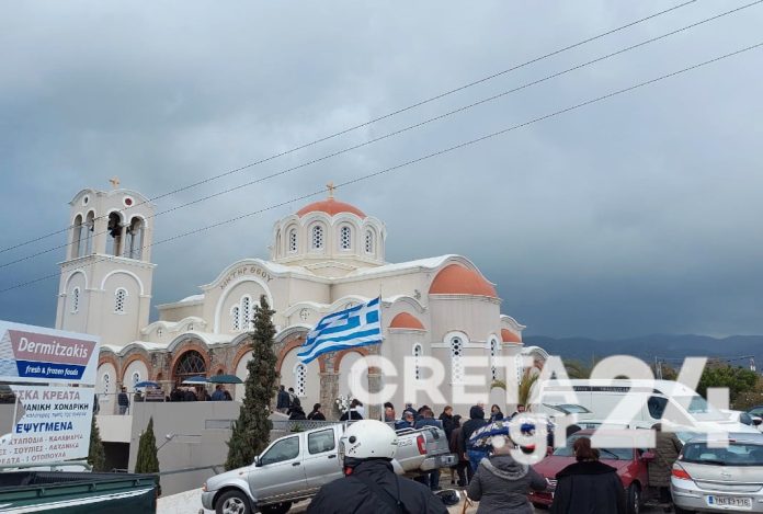 Κρήτη: Σε κλίμα οδύνης το τελευταίο αντίο στον 33χρονο Μανώλη, που «έσβησε» από τη φονική φωτοβολίδα