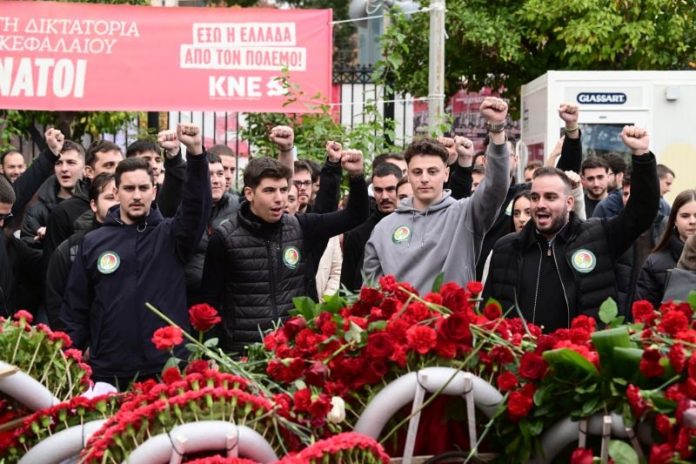 Κατάθεση στεφάνων από αντιπροσωπείες του ΚΚΕ και της ΚΝΕ στον χώρο του Πολυτεχνείου