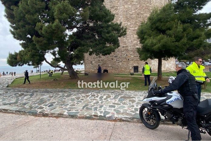 Μεγάλη κινητοποίηση στη Θεσσαλονίκη: Άνδρας έπεσε από τον Λευκό Πύργο και σκοτώθηκε (Βίντεο)