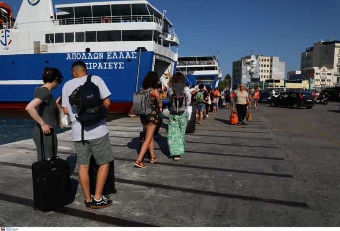 Ξεκίνησε η έξοδος των πρώτων αδειούχων του Αυγούστου – Αυξημένη η κίνηση στο λιμάνι του Πειραιά