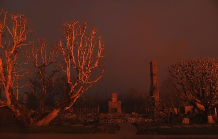 «Κόλαση» από τις φωτιές στο Λος Άντζελες: Πέντε νεκροί, χιλιάδες ξεσπιτωμένοι, καμένες βίλες διασήμων