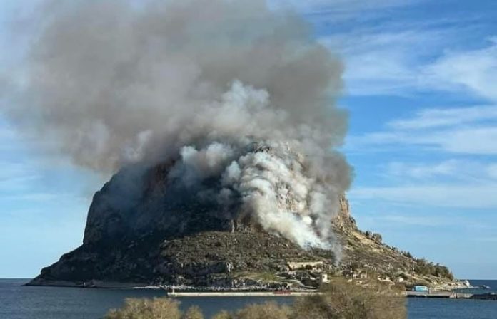 Φωτιά στη Μονεμβασιά – «Σηκώθηκαν» και εναέρια μέσα