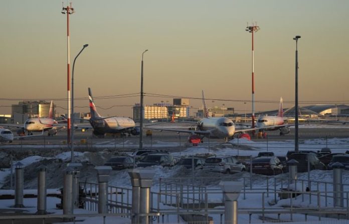 Αεροσκάφος Boeing 737 της Utair πραγματοποίησε αναγκαστική προσγείωση στη Μόσχα