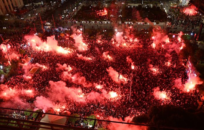 «Φωτιά» στον Πειραιά έβαλε το γκολ του Ελ Κααμπί στον τελικό του Conference League – Ασύλληπτο βίντεο από drone