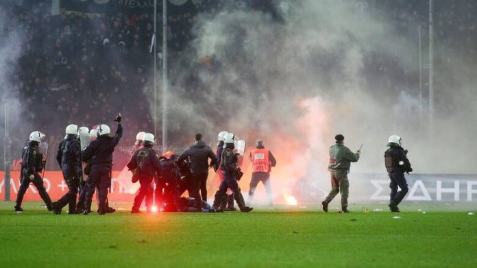 Κορωπί: Συμπλοκή έξω από το γήπεδο (Bίντεο) – Μαχαίρωσαν οπαδό