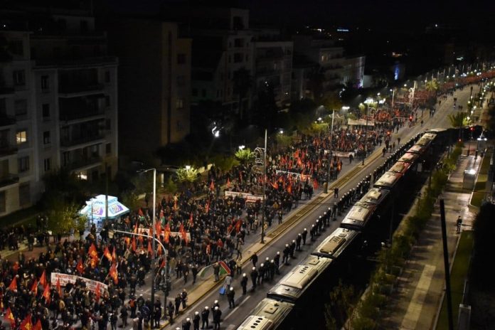 Πολυτεχνείο: Μαζική συμμετοχή στη μεγαλειώδη πορεία για την 51η επέτειο – Δείτε φωτογραφίες και βίντεο