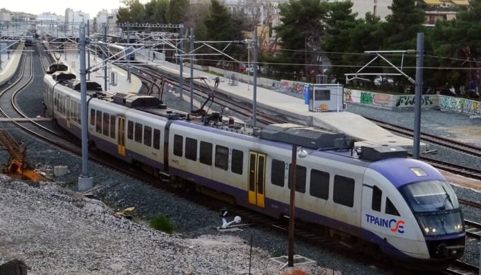 Hellenic Train: Σοκάρουν οι φωτογραφίες από σύγκρουση του προαστιακού με δέντρο – Ο κορμός μπήκε στο θάλαμο οδήγησης