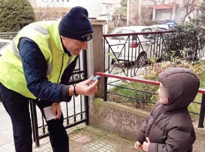 Ένα μικρό αγοράκι στις Σέρρες έχασε το αυτοκινητάκι του και κάλεσε την Αστυνομία