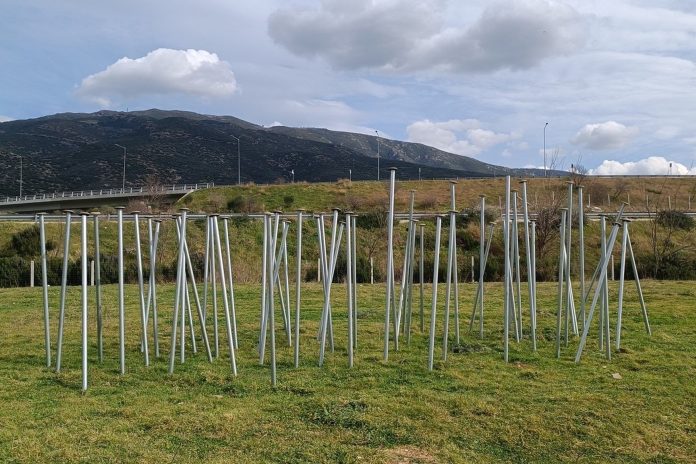 Τέμπη: Ξήλωσαν το έργο «Τα 58 καρφιά» – Είχε δημιουργηθεί στη μνήμη των θυμάτων