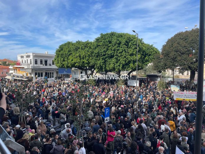 Χανιά: Μαζική συμμετοχή στη συγκέντρωση για τα Τέμπη – Κρατούσαν πλακάτ με τα ονόματα θυμάτων