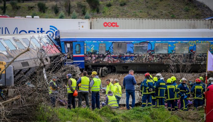 Τέμπη: Έρευνα για παρατυπίες των αρχών ζητά γονέας θύματος – Νέα προθεσμία έλαβε ο σταθμάρχης