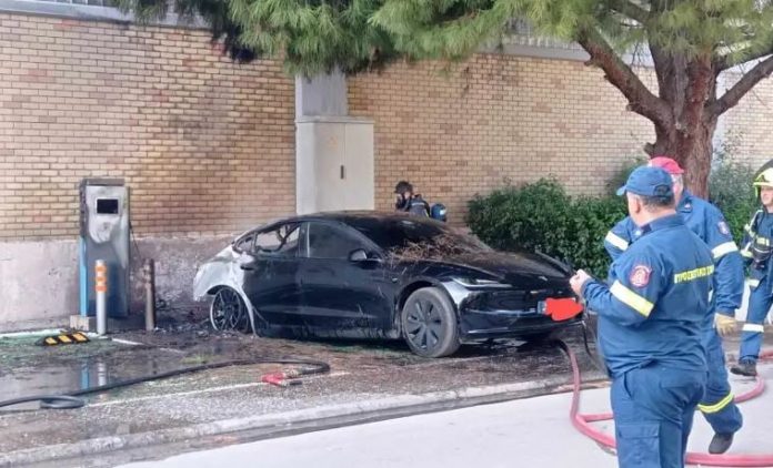 Αγία Παρασκευή: Tesla πήρε φωτιά ενώ φόρτιζε σε σούπερ μάρκετ – Δείτε ΒΙΝΤΕΟ