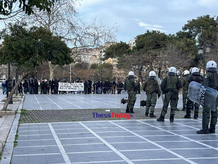 Τεταμένο το κλίμα στη Θεσσαλονίκη: Μπλόκο της ΕΛ.ΑΣ. σε διαδηλωτές που ήθελαν να προσεγγίσουν το Ολύμπιον – ΒΙΝΤΕΟ