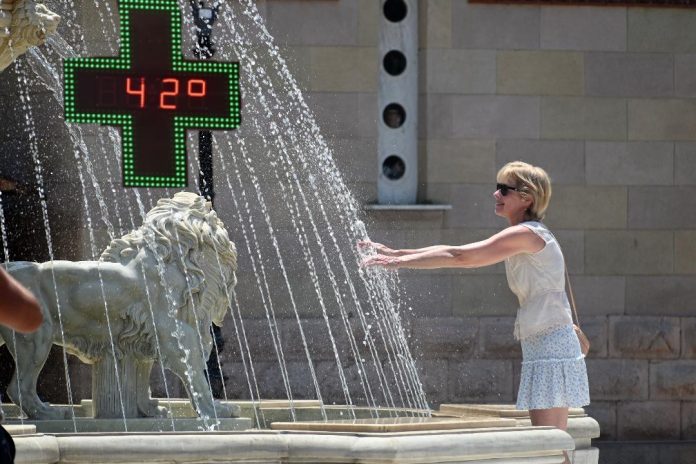 Καύσωνας για 9η μέρα: Στους 42 °C θα σκαρφαλώσει ο υδράργυρος – Ποιες περιοχές θα «ψηθούν» – Από Παρασκευή καταιγίδες