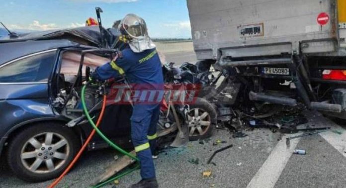 Θανατηφόρο τροχαίο στην εθνική Πατρών-Κορίνθου: ΙΧ προσέκρουσε σε σταθμευμένο φορτηγό, νεκροί οι δύο επιβάτες του (Φωτό)