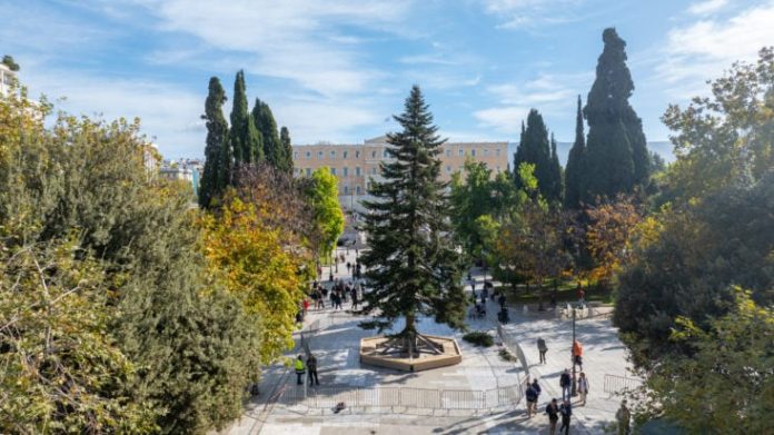 Σύνταγμα: Την Πέμπτη η φωταγώγηση του χριστουγεννιάτικου δέντρου – «Αυτά τα Χριστούγεννα θα είναι σαν παραμύθι»