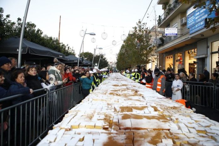 Βασιλόπιτα για ρεκόρ Γκίνες στο Περιστέρι: Ζύγιζε 10 τόνους και ξεπέρασε τα 70.000 κομμάτια