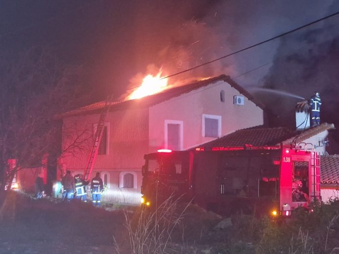 Συναγερμός στον Βόλο: Φωτιά σε διώροφη κατοικία, κινδύνευσαν 3 άτομα – ΦΩΤΟ