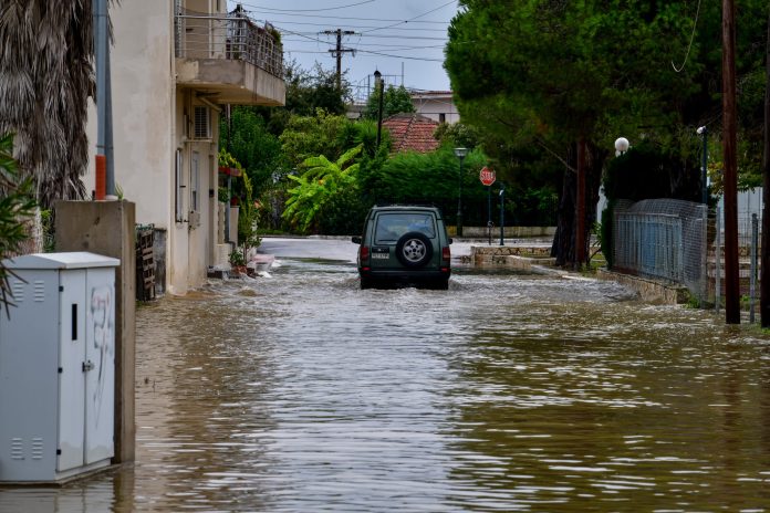 Κακοκαιρία Alexandros: Επικαιροποίηση έκτακτου δελτίου – Συναγερμός για 6 περιοχές – Ποτάμια οι δρόμοι στην Πάτρα