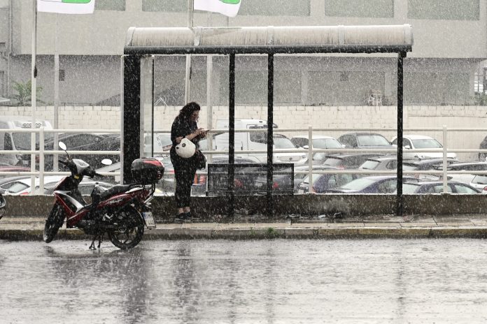 Ο καιρός του Σαββάτου: Βροχές, καταιγίδες και πτώση της θερμοκρασίας