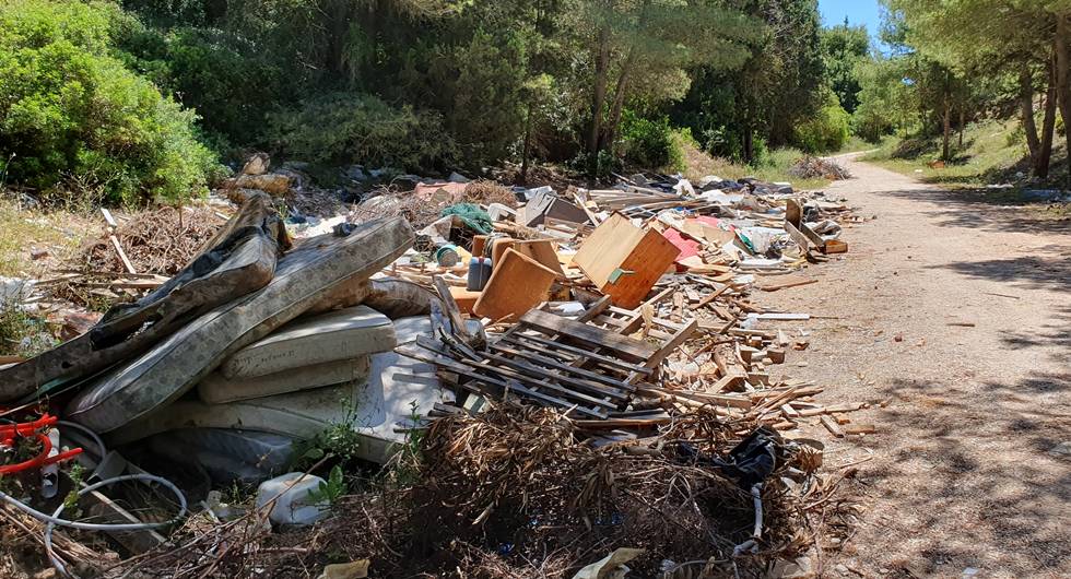 Συνελήφθησαν πατέρας και γιος: Πετούσαν απόβλητα σε χωράφια