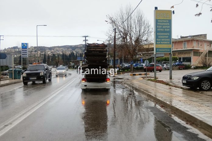 Λαμία: Τρομερά ασυνείδητος οδηγός μεταφέρει «ουρανοξύστη» από παλέτες στο πορτ-μπαγκάζ (Φωτό & Βίντεο)